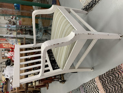 Vanha, valkoinen, käsinojallinen tilava puutuoli, vanha tukeva tuoli