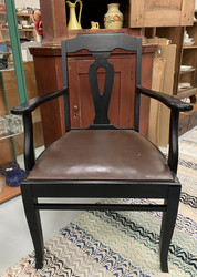 Vanha, mustaksi maalattu käsinojallinen tuoli