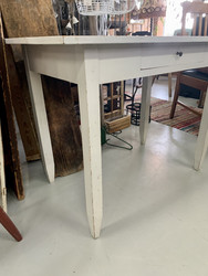 Vanha, tukeva laatikkopöytä, valkoiseksi maalattu