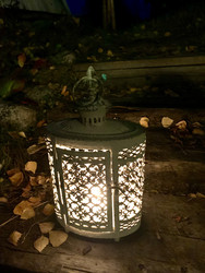 Metallinen, kermanvärinen pitsilyhty, Chic Antique