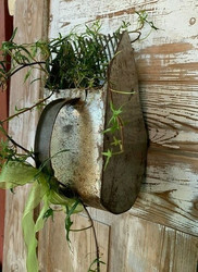 Wanha metallinen marjanpoimuri, sisustukseen amppeliksi, led-valoille