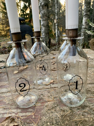 Numeroidut lasipullot 1-4 ja metalliset kynttiläpidikkeet, adventti