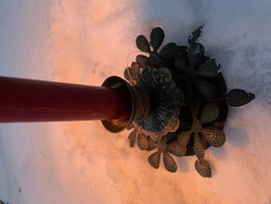 Herkän kaunis metallinen lehtikoristeinen kynttilänjalka, Chic Antique