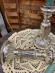 Uusvanhat hopeanhohtoiset lasiset kynttilänjalat Chic Antiquelta