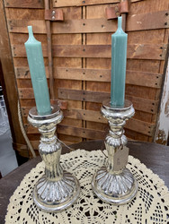 Uusvanhat hopeanhohtoiset lasiset kynttilänjalat Chic Antiquelta
