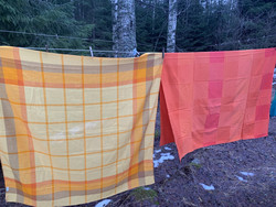 Värikkäitä vanhoja pöytäliinoja, retro, ruutua ja raitaa