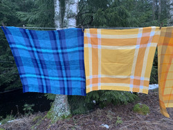Värikkäitä vanhoja pöytäliinoja, retro, ruutua ja raitaa