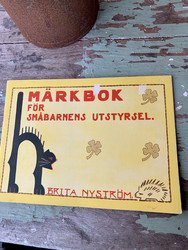 Märkbok för småbarnens utstyrsel, merkkausohjeita pikkulasten asuihin