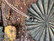 Keveä, metallinen rispustettava ornamenttikoriste, antiikinvihreä