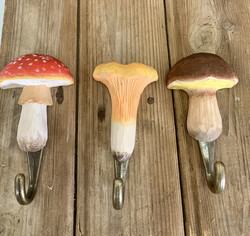 Käsin veistetty puinen sienikoukku, kolme erilaista, Wildlife Garden