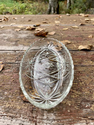 Vanha, kaunis sillilautanen lasinen tarjoiluastia