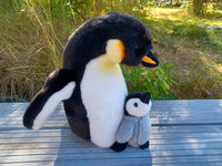 Pingviini ja poikanen pehmo