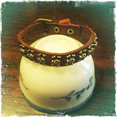 Small leather bracelet with metal skull decor