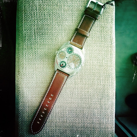 Erikois ilmailijan / Steampunk / Tulevaisuuden tyyliin tehty kello useilla kelloilla ja kompassilla.