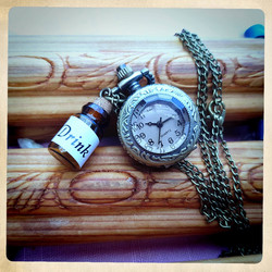 Small battery pocket watch with Drink Me small bottle