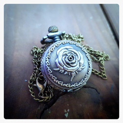 Small battery pocket watch with rose decor