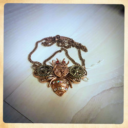 Kaulakoru,steampunk tyyli Mehiläinen