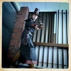Steampunk tyylinen pehmonuoliase valolla