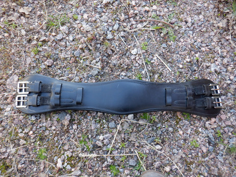 Musta, muotoiltu nahkainen satulavyö, 68 cm