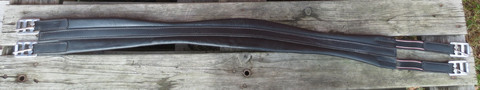 Anatomisesti muotoiltu nahkainen musta satulavyö, 115 cm