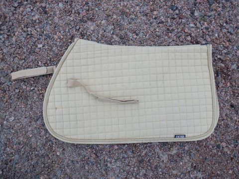 Equiline keltaiseen vivahtava beige flättäri satulahuopa FULL