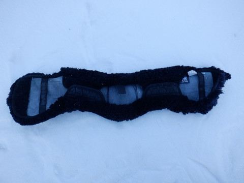 Mattes musta aito lampaankarvapehmuste satulavyöhön 65 cm