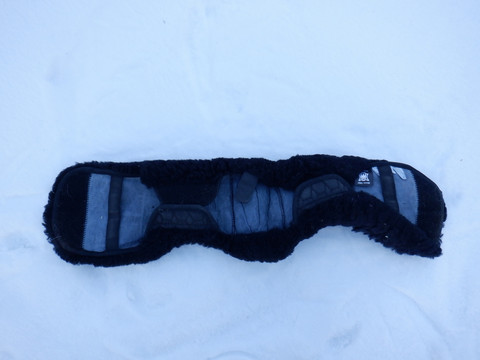 Mattes musta aito lampaankarvapehmuste satulavyöhön 70 cm