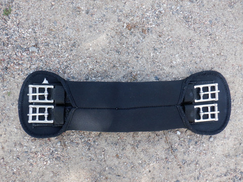 Musta neopreeninen satulavyö joustoilla 40 cm