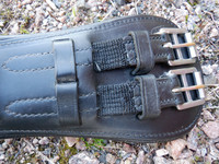 Musta, muotoiltu nahkainen satulavyö, 68 cm
