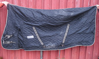 Musta sisätoppaloimi korotetulla kaulaosalla, n. 150 g täyte 145 cm