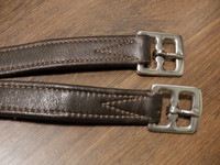Tummanruskeat laadukkaat jalustinremmit 155 cm