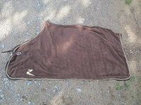 Horzen tummanruskea pehmeää fleeceä oleva kisaloimi 130 cm