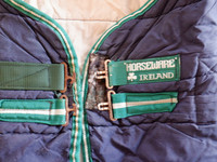 Tummansininen Horseware sisätoppaloimi 200 g 140 cm