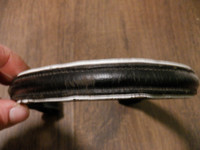 Musta perusotsapanta valkoisella koristeella 42 cm