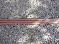 Hieman muotoiltu nahkainen vaaleanruskea satulavyö joustoilla 140 cm
