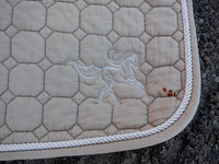 Vaalean beige satulahuopa yleissatulaan FULL