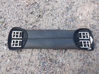 Musta jämäkkää neopreenia (sympatex) oleva satulavyö 40 cm