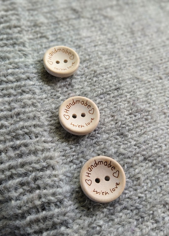 Ljus träknapp, handmade with love 20 mm