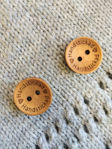 Handstickad träknapp, 18 mm