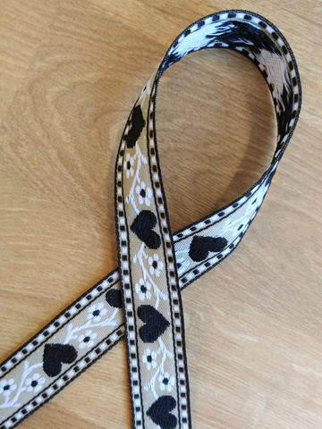 Vävt band 20 mm, hjärta, svart/vit/beige