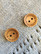 Handstickad träknapp, 18 mm