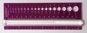 puikkomitta_neulepuikkojen_koon_tarkistaminen_suurennuslasi_viivotin_neuletiheyden_laskeminen_knit_picks_knitpro