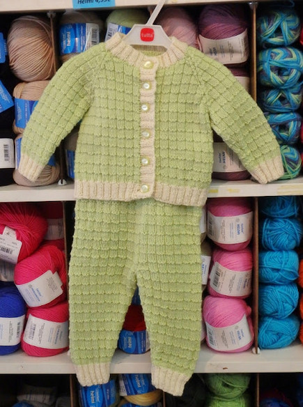 neulotut-vauvan-lappuhaalarit-jakku-takki-nuttu-kutittamaton-merinovilla-lanka-teetee-helmi-baby-merino-wool