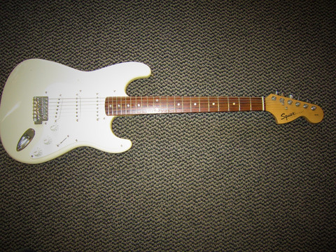 Myydään asiakkaan lukuun: sähkökitara Fender Squier Affinity strat  (käyt)