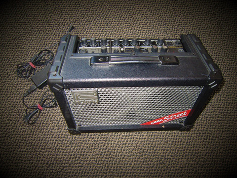 Trubaduurivahvistin Roland Cube Street (käyt)