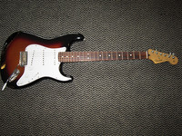 Myydään asiakkaan lukuun Sähkökitara Fender Player Series Strat PF 3TS  (käyt)