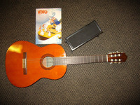 Myydään asiakkaan lukuun: Nylonkitara 3/4 Yamaha CS40 (käyt), jalkatuki, Vivo kitara-kirja