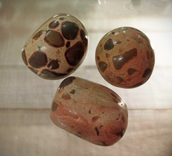 Onkoliitti, rumpuhiottu kivi, n. 20-30 mm