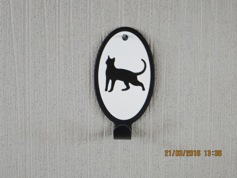 Towel rack cat stands short-haired