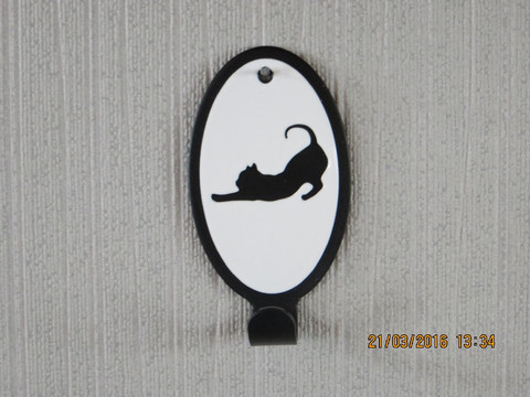 Towel rack cat stretch short-haired